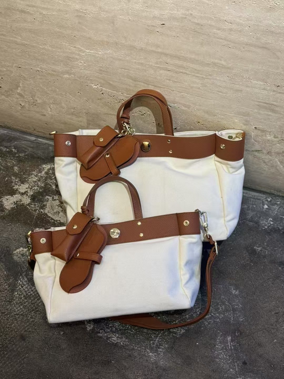 Textured Cowhide High Canvas Loose Crossbody Bag - الصورة 3