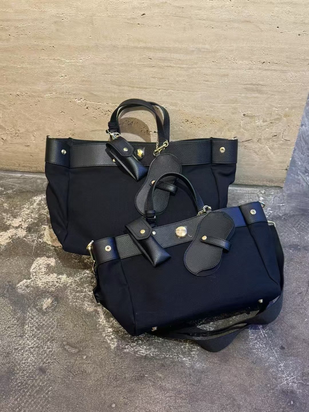 Textured Cowhide High Canvas Loose Crossbody Bag - الصورة 7