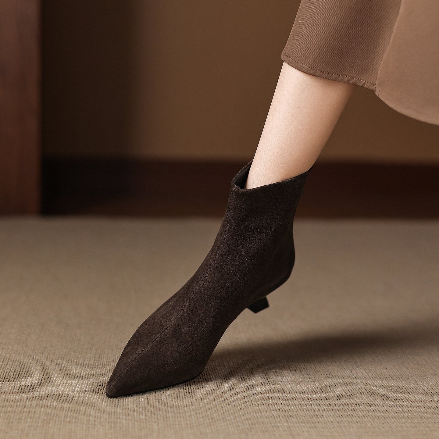 Cowhide Suede Pointed-toe Ankle Boots For Women - الصورة 5