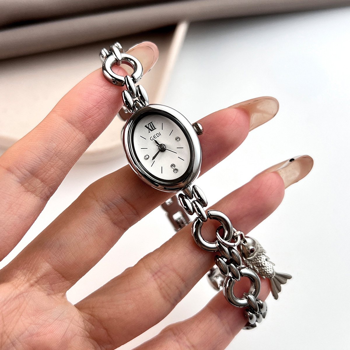 Niche Lightweight Luxury Oval Ladies' Watch - الصورة 5