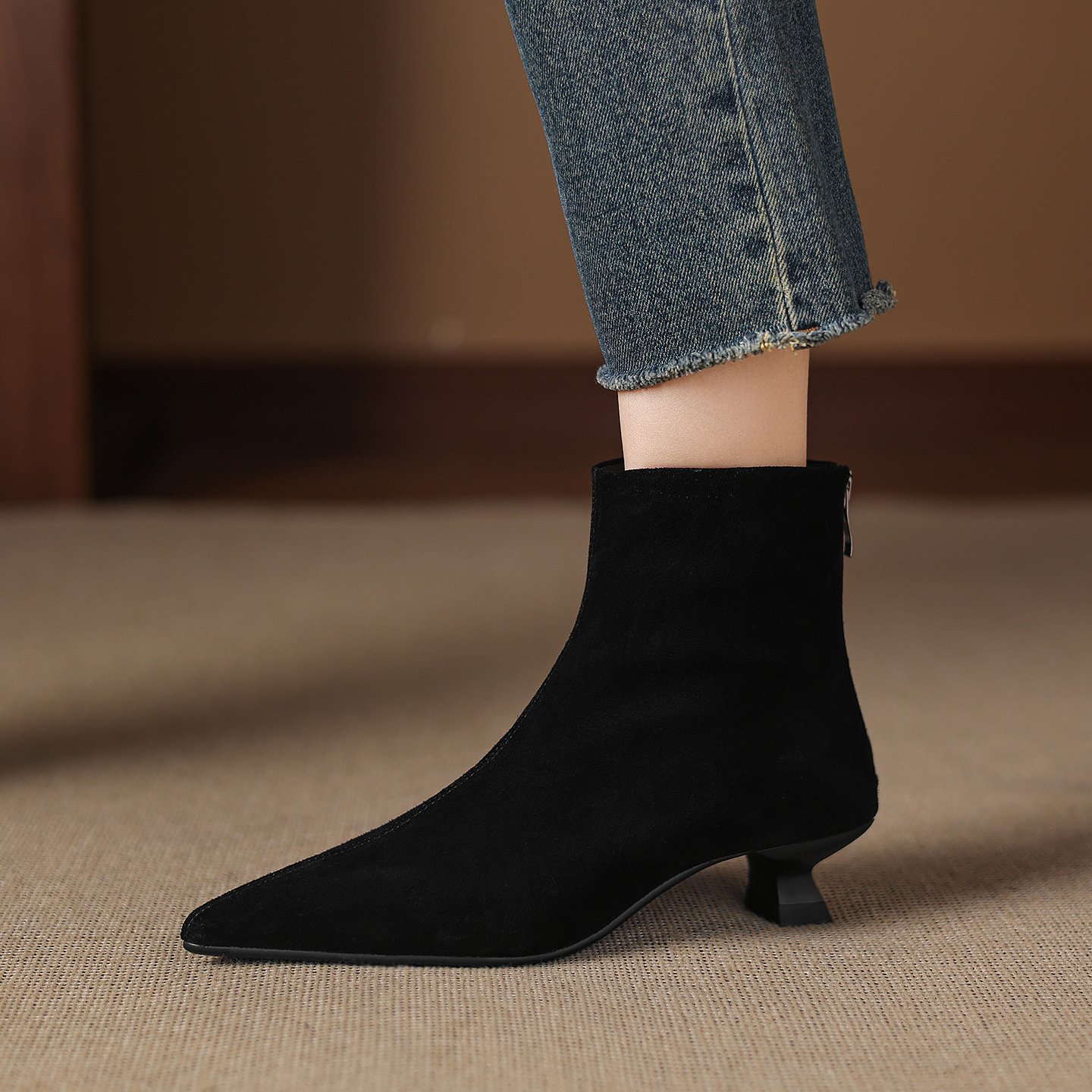 Cowhide Suede Pointed-toe Ankle Boots For Women - الصورة 3