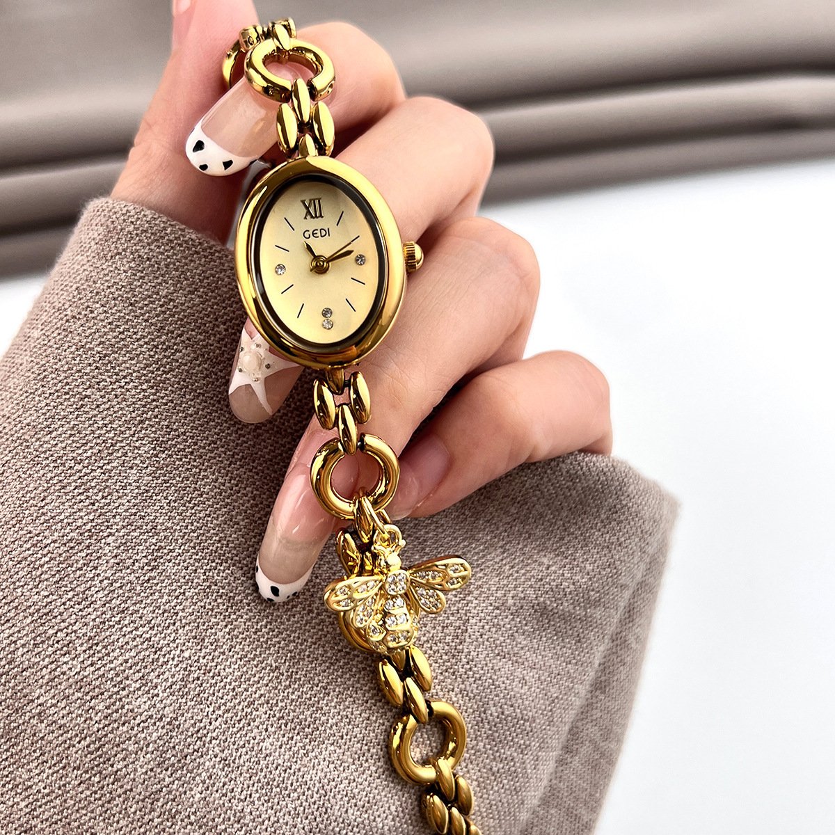 Niche Lightweight Luxury Oval Ladies' Watch - الصورة 6